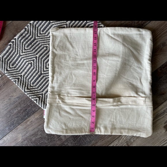 2 New Le Pouf Accent Pillow Covers cream/grey - Picture 4 of 5